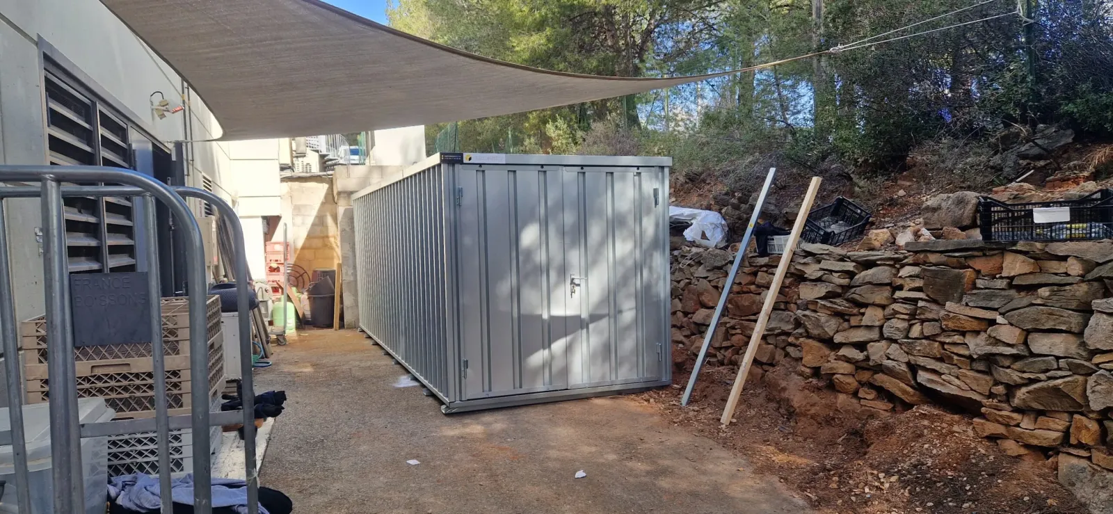 Installation d'un conteneur maritime sur terrain plat