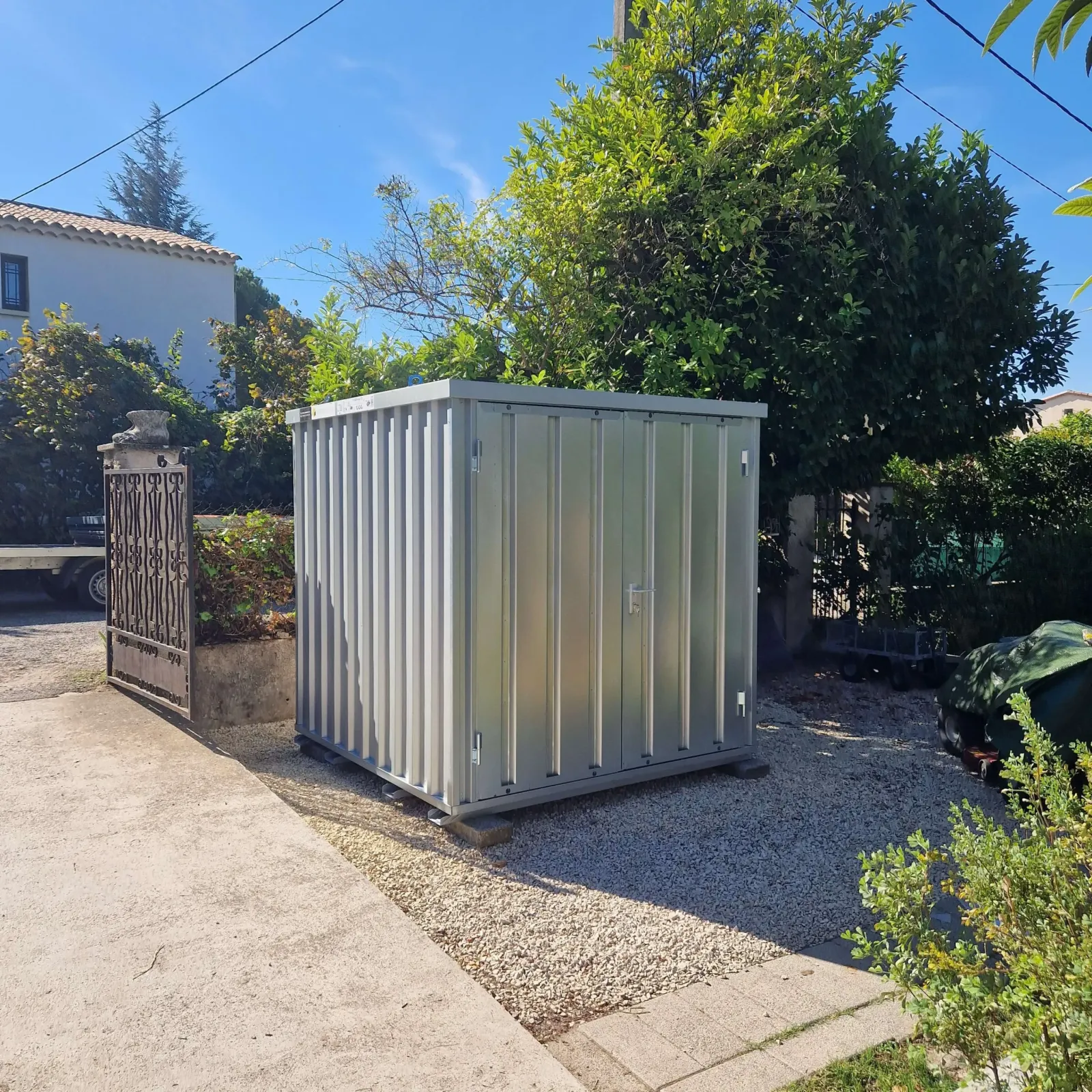 Conteneur d&eacute;montable Boxenkit install&eacute; dans un jardin