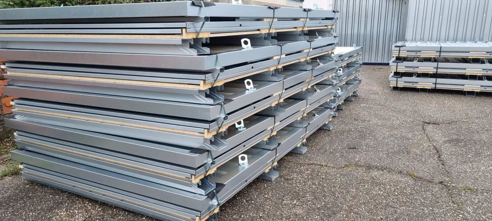 Stock permanent de conteneurs Boxenkit en entrep&ocirc;t