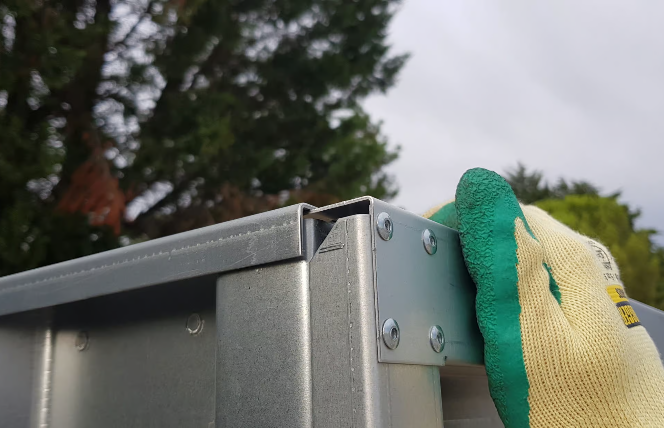 D&eacute;tail du montage d'un conteneur Boxenkit